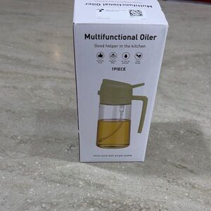 Multifunctional Oiler with Green Lid